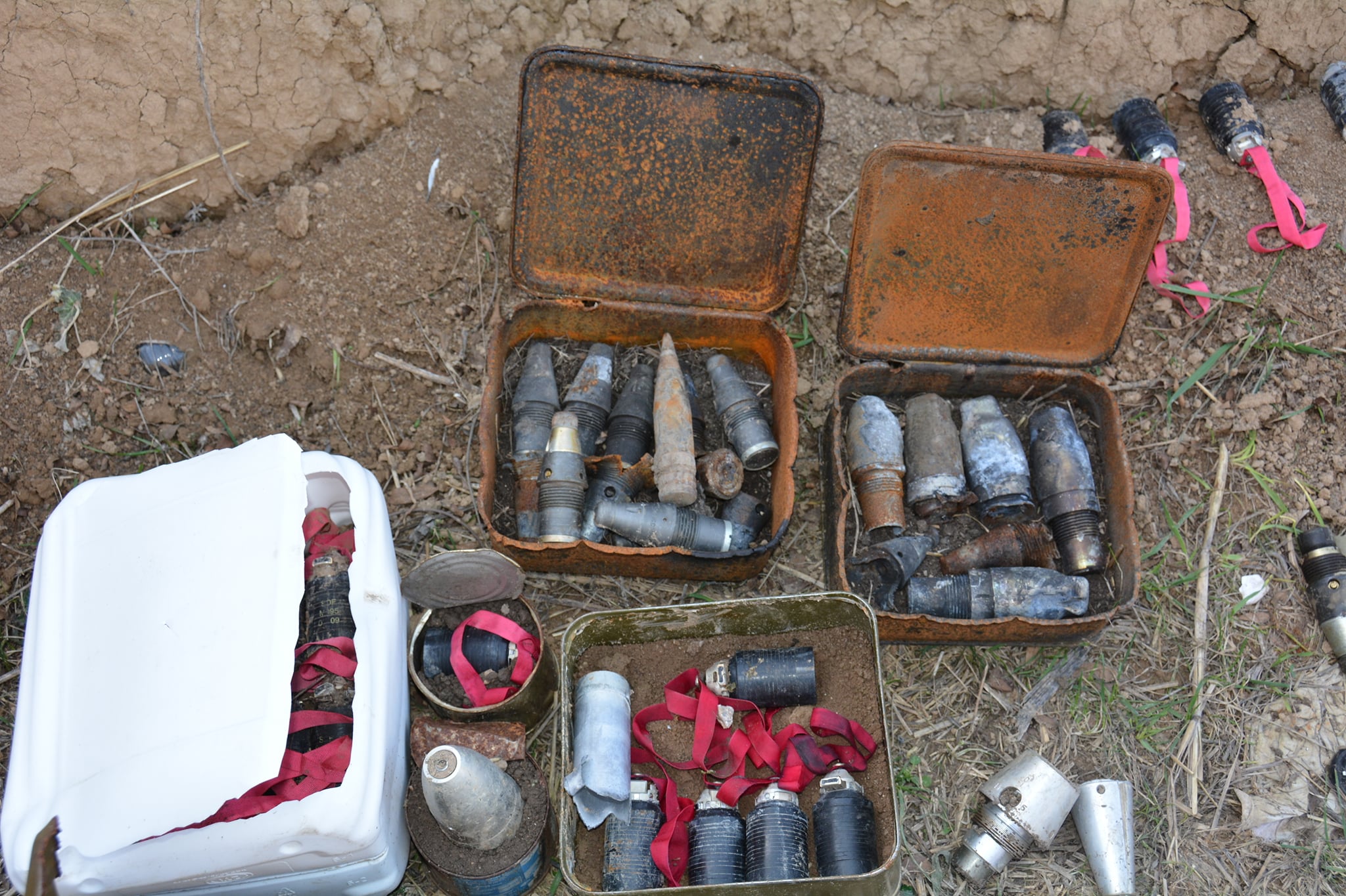 В населенных пунктах Мартакерта и Аскерана обезвреживаются неразорвавшиеся боеприпасы