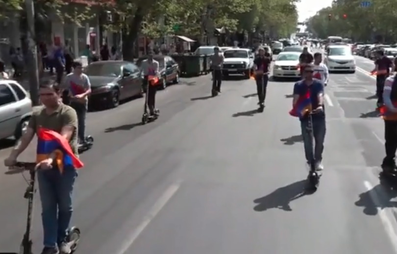 Փողոցային պայքարի առաջին օրը ընդդիմադիրները ինքնաշարժ են վարել և ճանապարհներ փակել