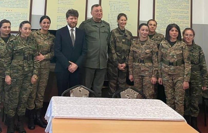 Նրանք պաշտպանում են իրենց երկիրը և կոտրում կարծրատիպեր. Ֆրանսիայի դեսպանը հանդիպել է Հայոց բանակի կանանց գումարտակի հետ