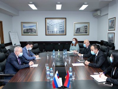 Министр здравоохранения Армении провел встречу с послом РФ